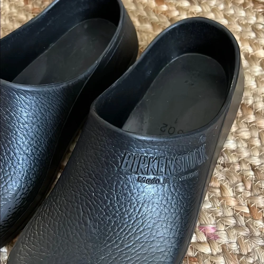 Birkenstock Black Slippers Comfortable Slip-On Design - Picture 2 of 7